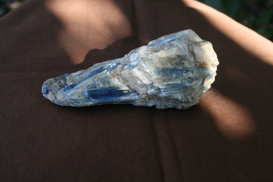 Kyanite connecting with Nature, telepathy and empathy 4880